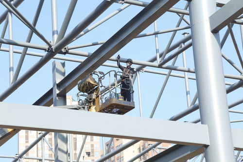 錯時施工避高溫 安全進度兩不誤——遂寧高新區(qū)西部鐵路物流園農(nóng)產(chǎn)品集散中心及配套設(shè)施項目建設(shè)紀實